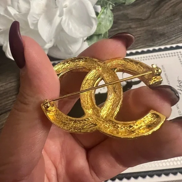 CHANEL Vintage Gold CC brooch with crystals